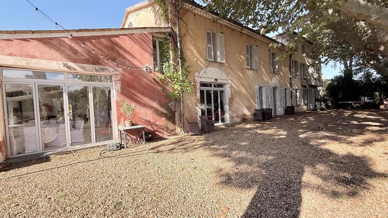 Maison - 817 m² - 15 pièces