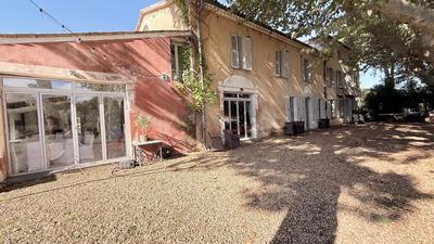 Maison - 817 m² - 15 pièces