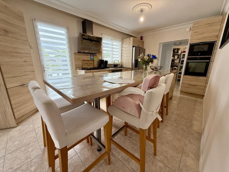 Maison - 180 m² - 9 pièces