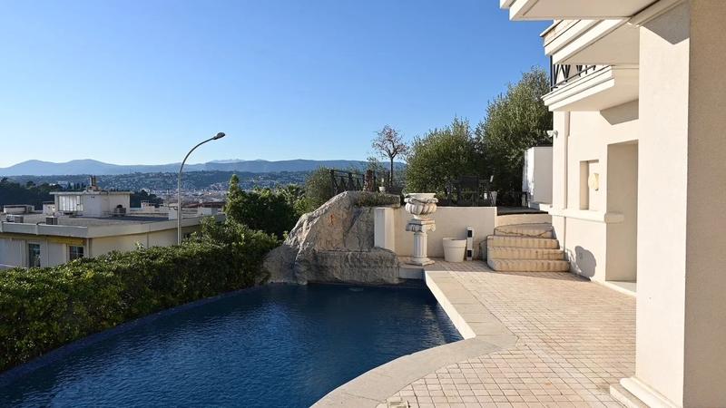 Villa - 325 m² - 6 pièces