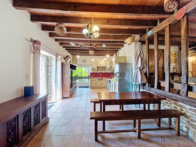 Propriété - 270 m² - 11 pièces