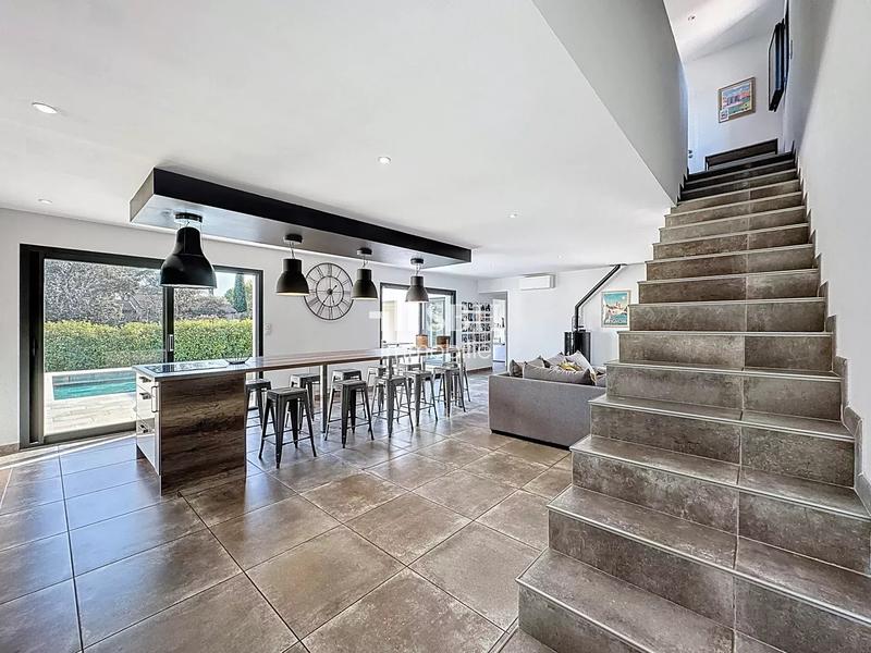 Villa - 211 m² - 10 pièces