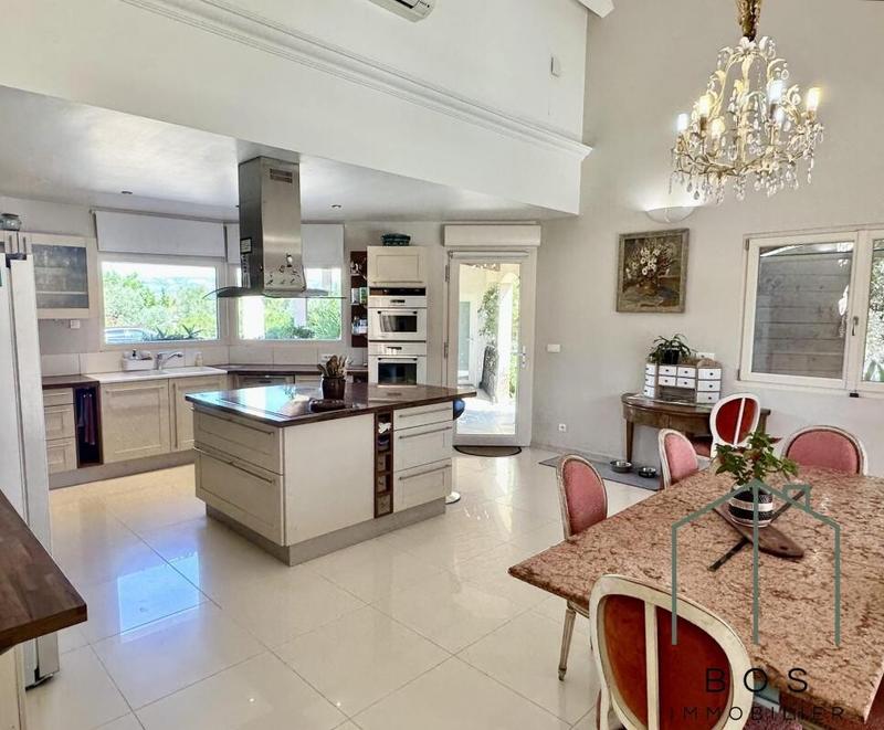 Villa - 296 m² - 6 pièces