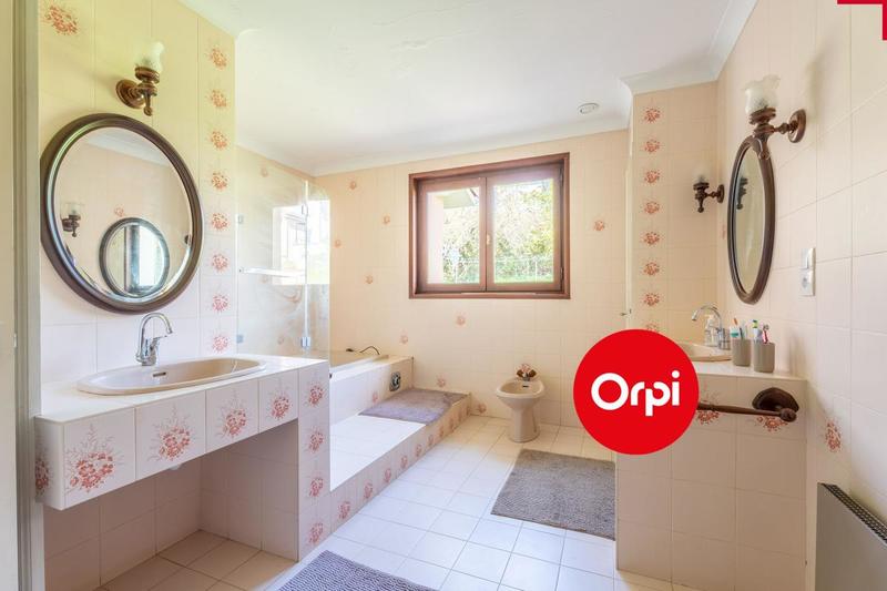 Maison - 250 m² - 6 pièces