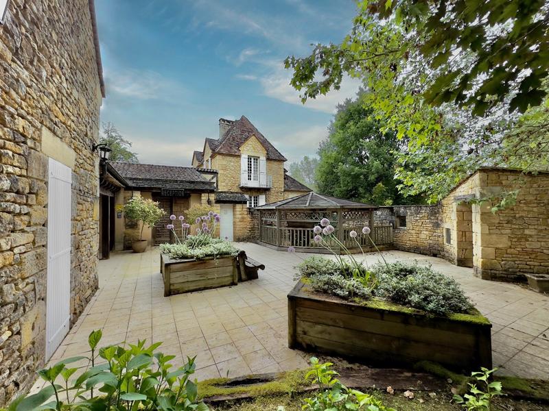 Maison - 1 700 m² - 45 pièces