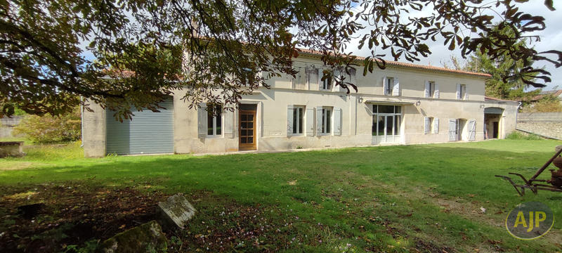 Maison - 318 m² - 9 pièces
