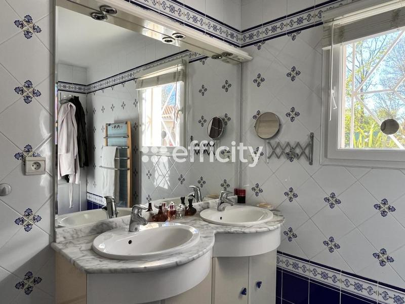 Maison - 236 m² - 8 pièces