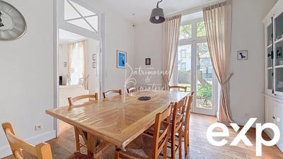 Maison - 235 m² - 10 pièces