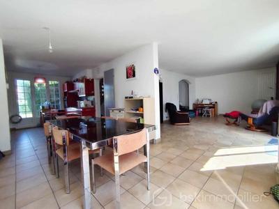 Maison traditionnelle - 141 m² - 7 pièces