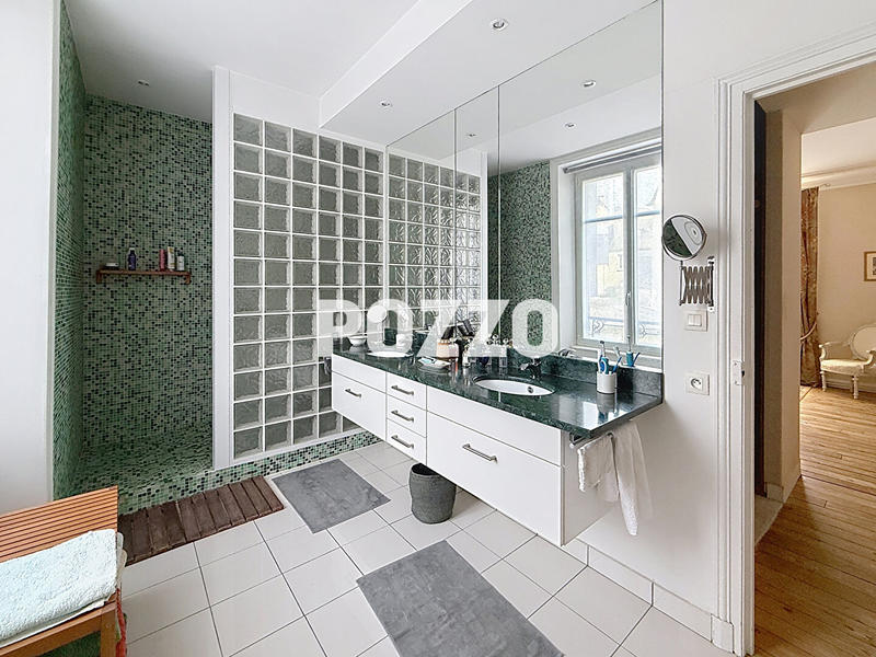 Maison - 219 m² - 8 pièces