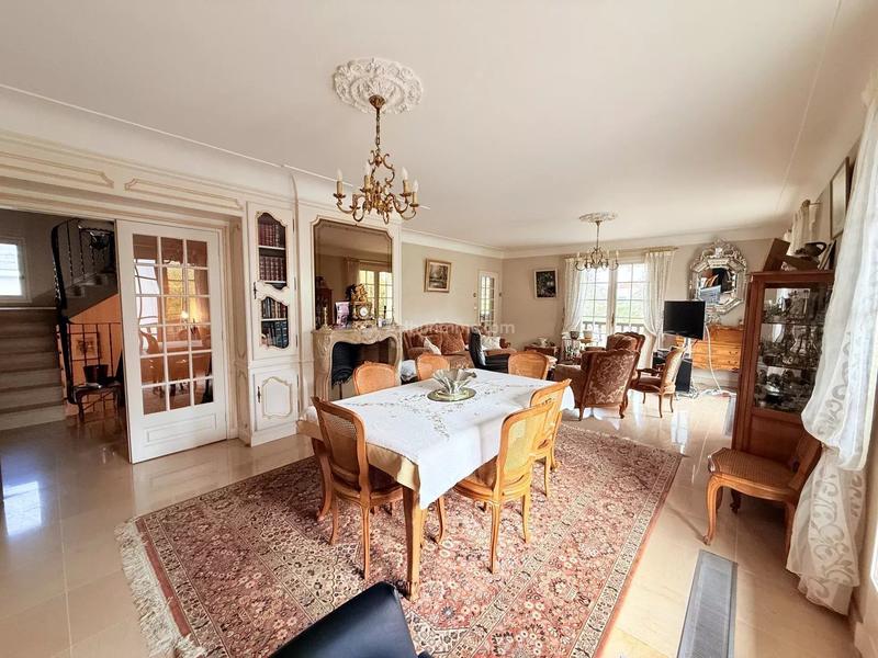 Maison - 218 m² - 9 pièces