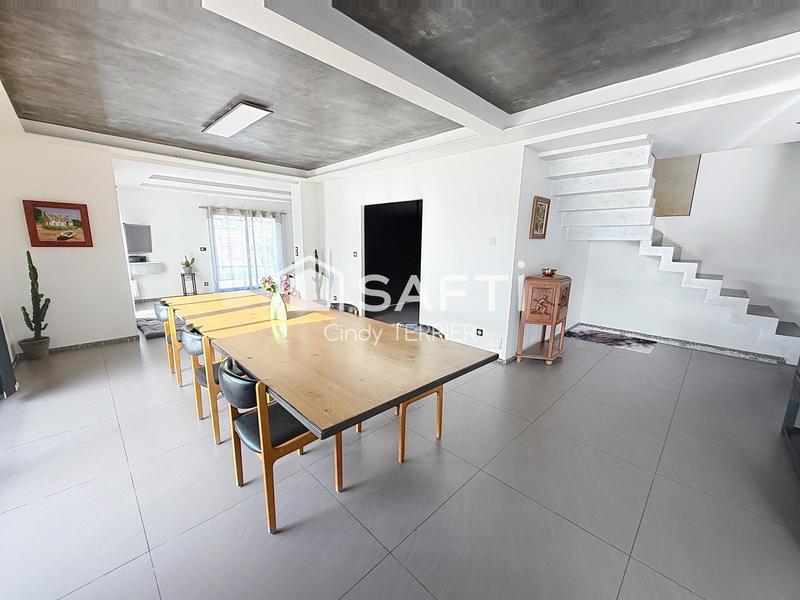 Maison - 217 m² - 8 pièces