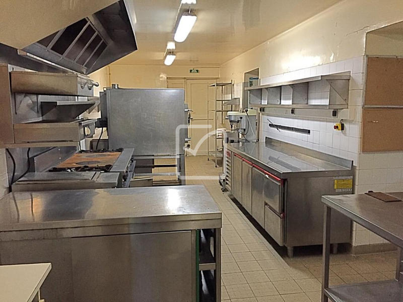 Maison - 1 200 m² - 39 pièces