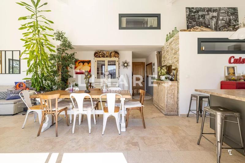 Maison - 215 m² - 6 pièces