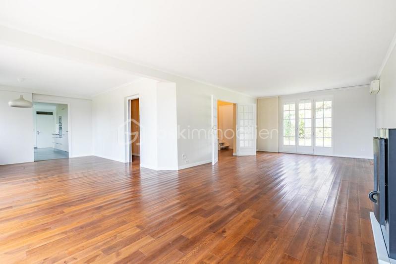 Maison - 243 m² - 8 pièces