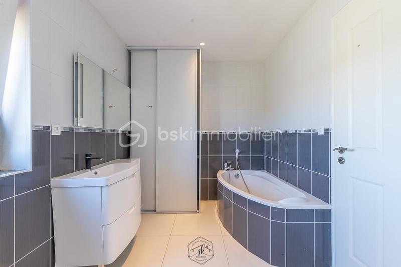 Propriété - 251 m² - 8 pièces