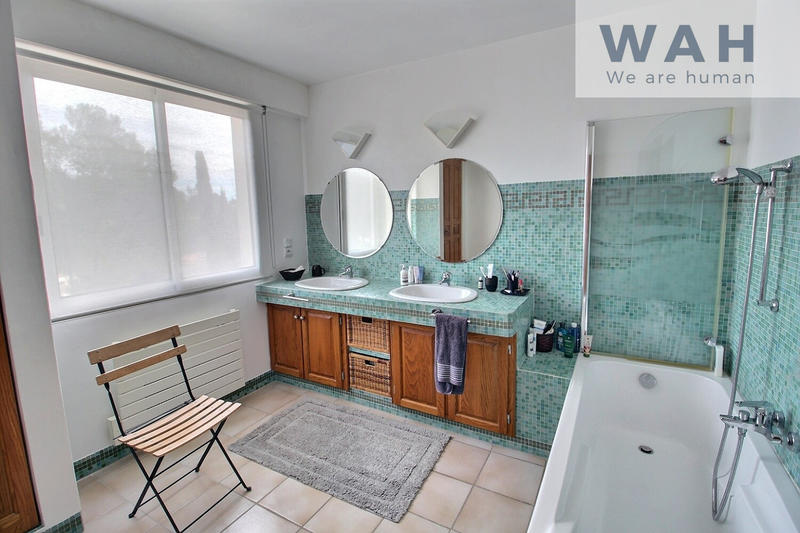 Maison - 220 m² - 8 pièces