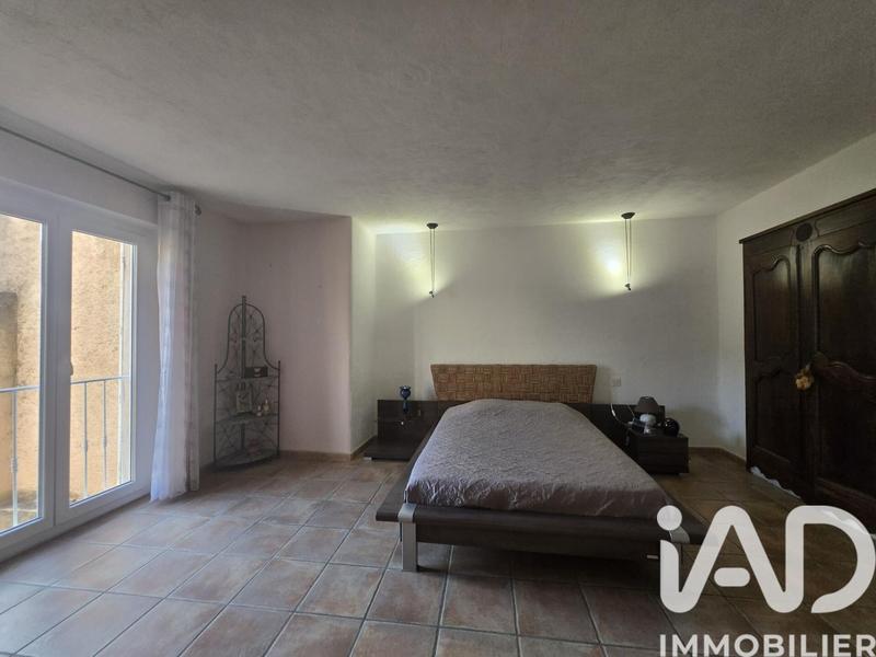 Maison - 222 m² - 8 pièces