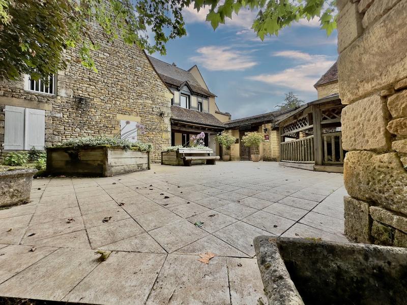 Maison - 1 700 m² - 45 pièces