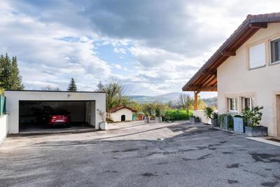 Maison - 218 m² - 9 pièces