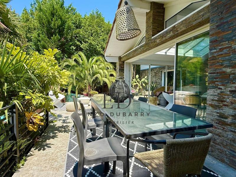 Maison - 301 m² - 9 pièces