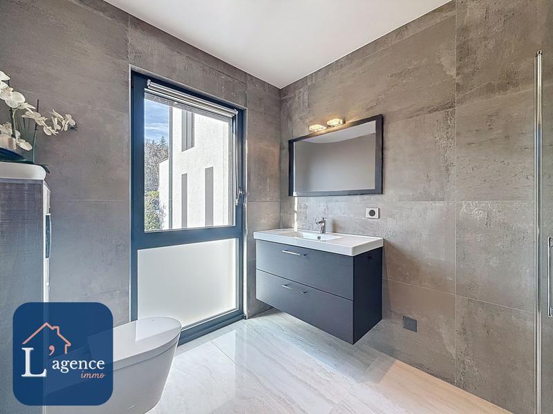 Maison - 202 m² - 8 pièces