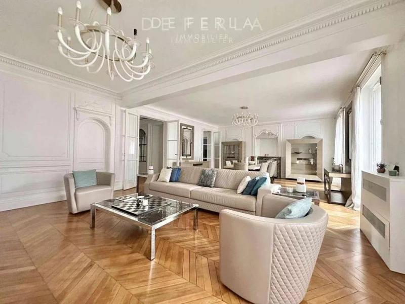 Appartement - 241 m² - 7 pièces