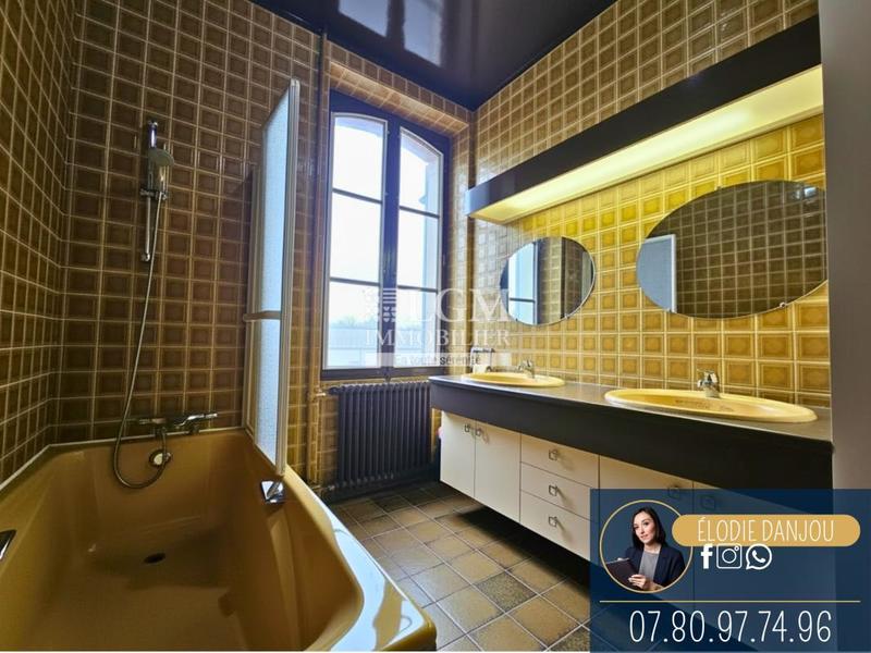 Propriété - 285 m² - 9 pièces