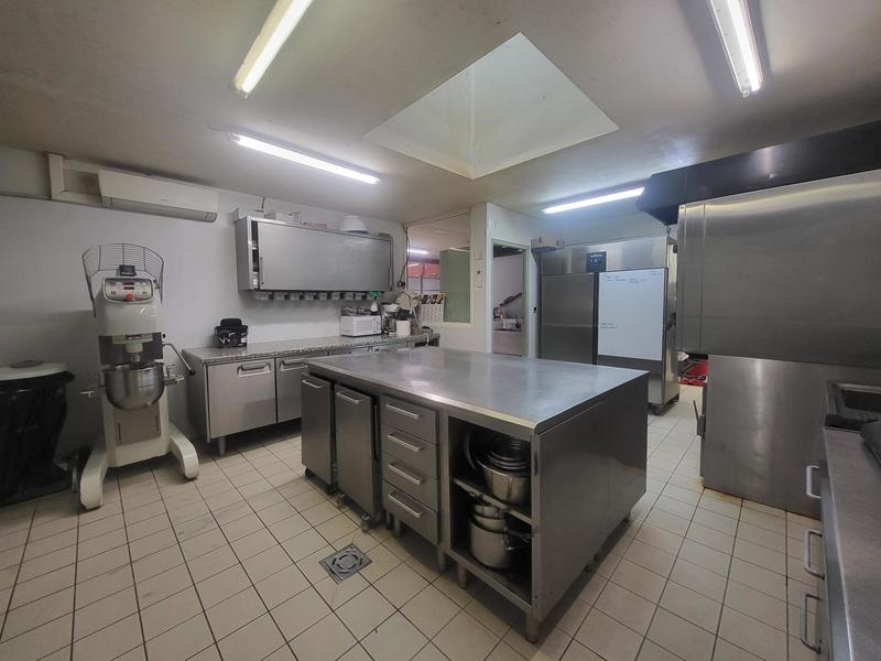 Local commercial - 300 m² - 5 pièces