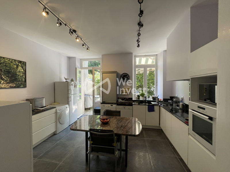 Maison - 331 m² - 9 pièces