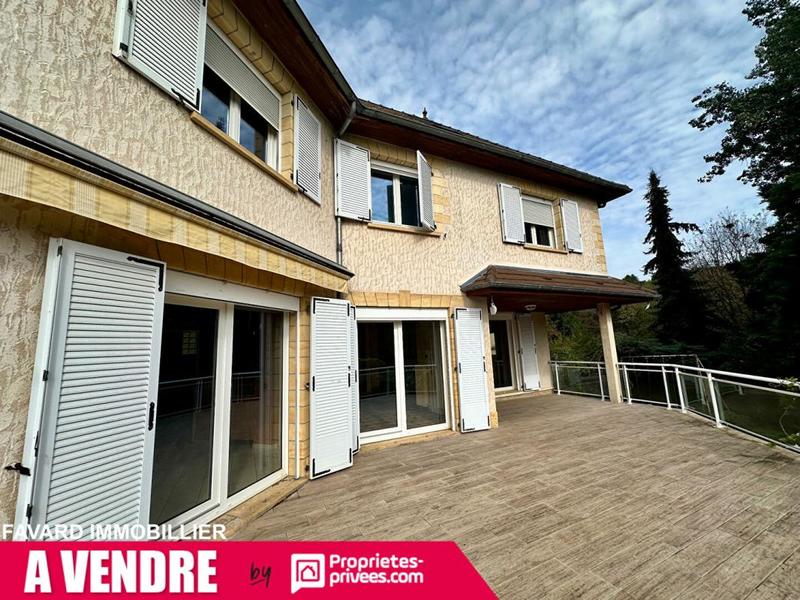 Maison - 238 m² - 9 pièces