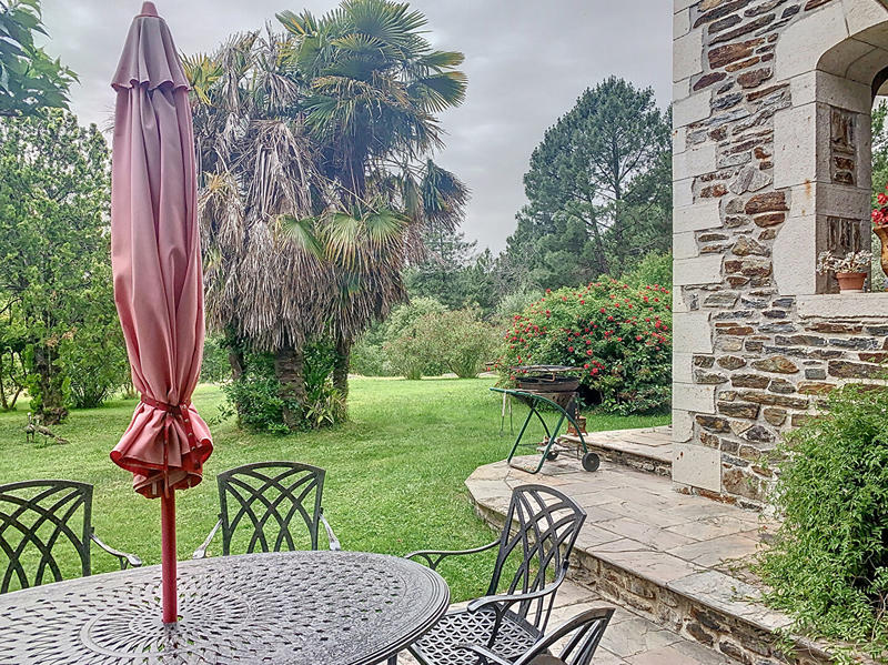 Demeure - 242 m² - 8 pièces