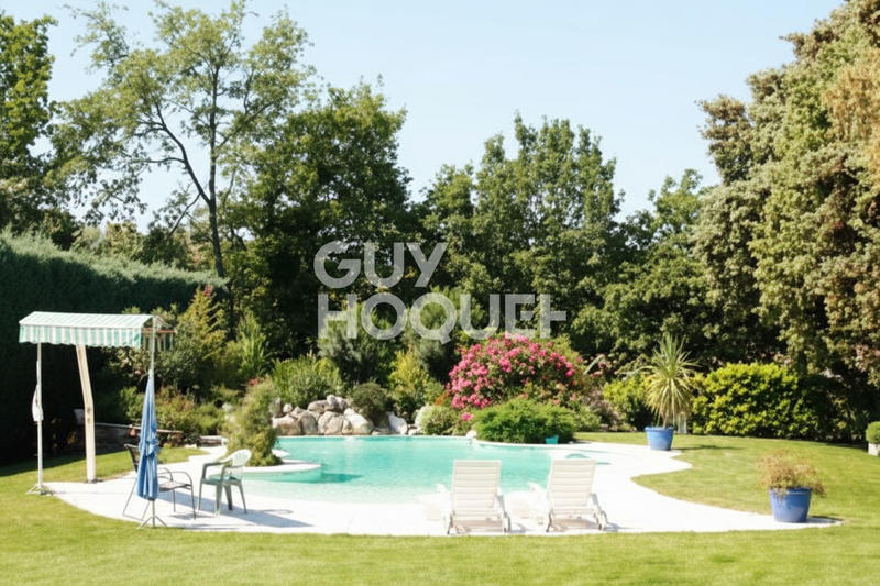 Maison - 305 m² - 10 pièces