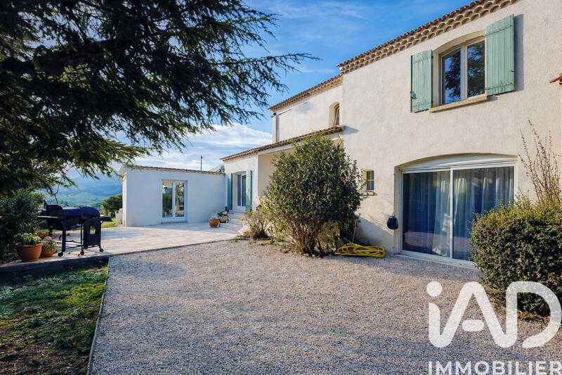 Maison - 234 m² - 9 pièces