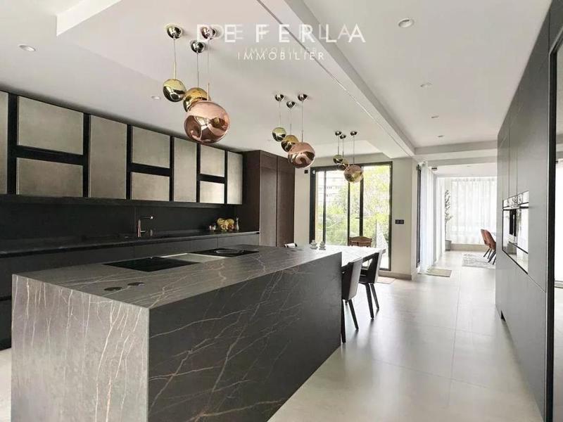 Villa - 560 m² - 8 pièces