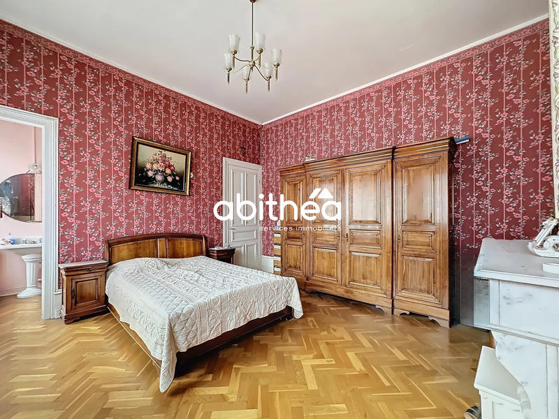 Maison - 257 m² - 9 pièces