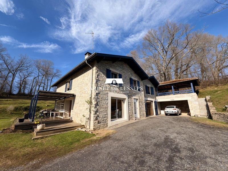 Maison - 238 m² - 7 pièces