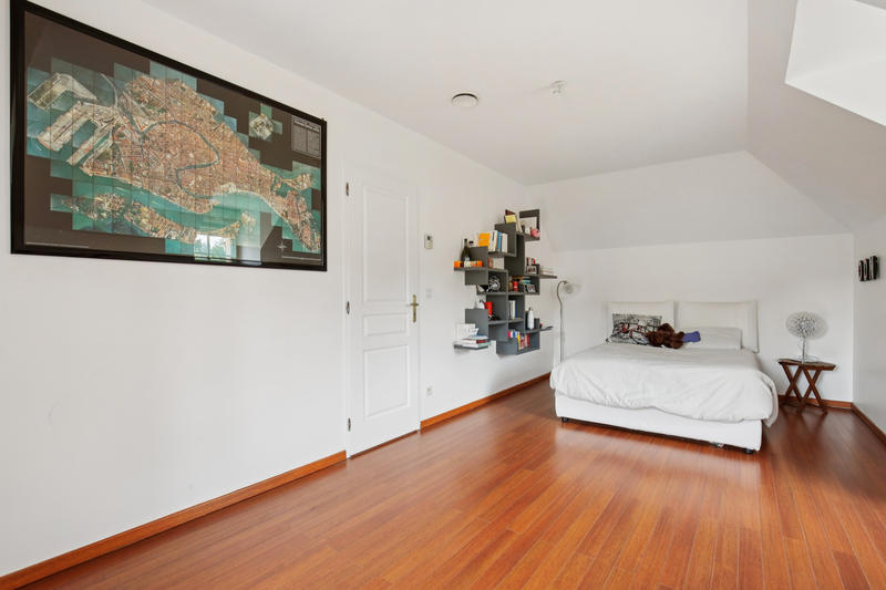 Maison - 240 m² - 8 pièces