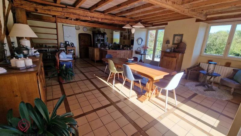 Demeure - 305 m² - 10 pièces