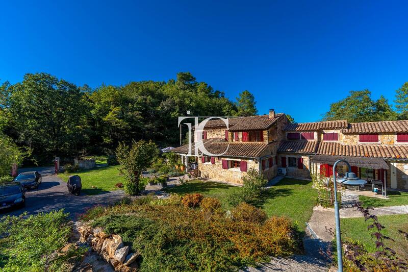 Maison - 210 m² - 7 pièces