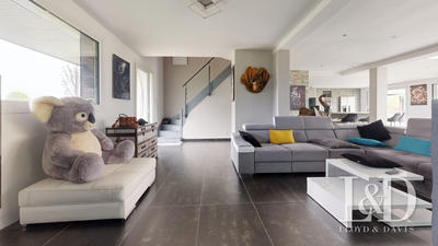 Maison contemporaine - 330 m² - 11 pièces
