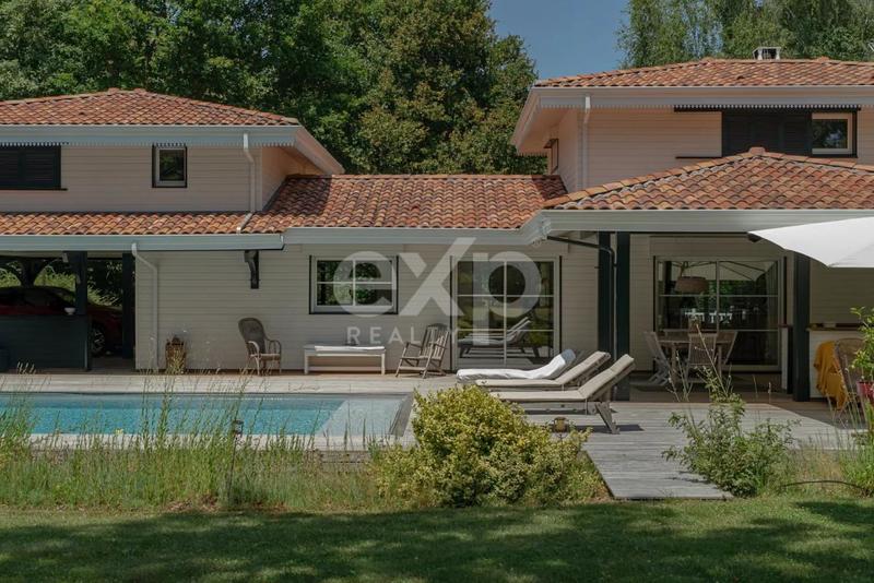 Propriété - 220 m² - 8 pièces