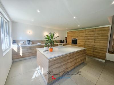 Maison - 254 m² - 5 pièces