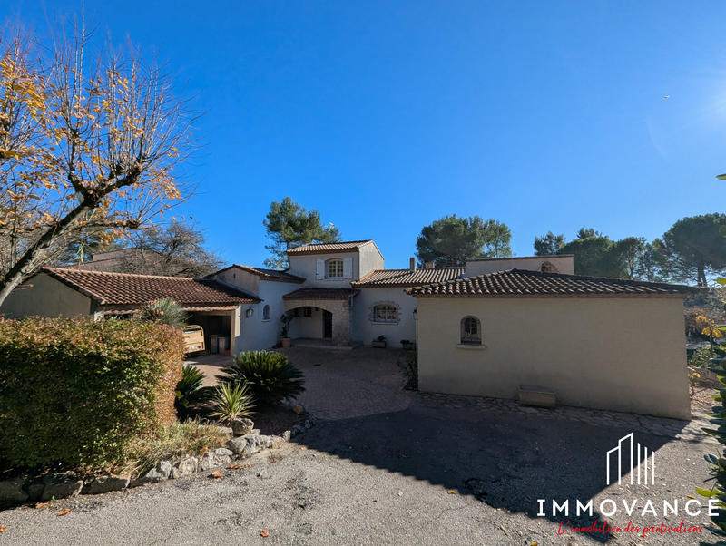 Maison - 220 m² - 8 pièces