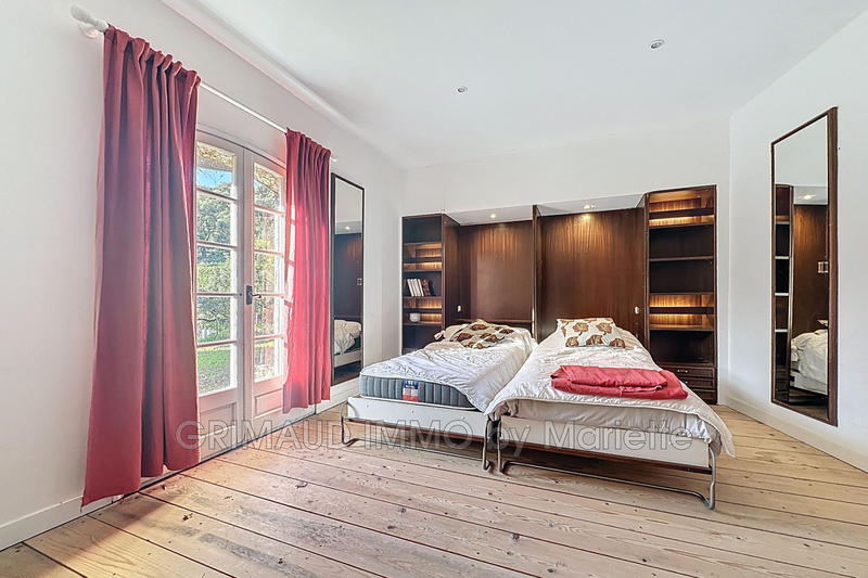 Maison - 250 m² - 8 pièces