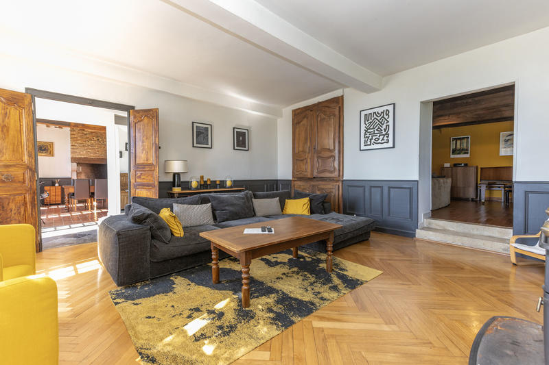 Propriété - 673 m² - 18 pièces