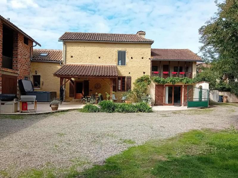 Maison - 201 m² - 6 pièces