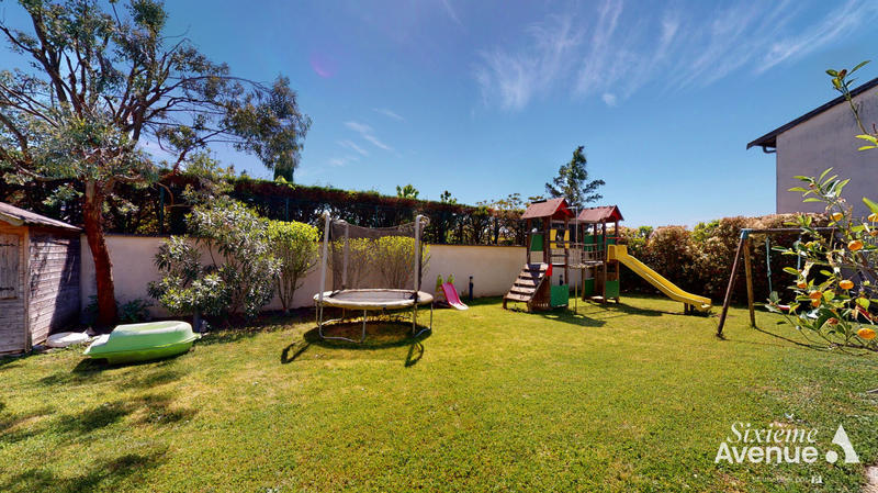 Maison - 405 m² - 12 pièces