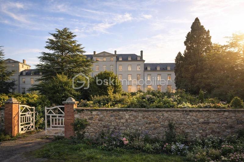 Château - 2 595 m² - 24 pièces