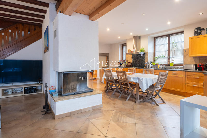 Maison - 260 m² - 9 pièces